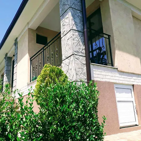 Aleksandar House بيت للعطل