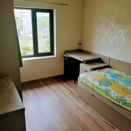 بيت للعطل Aleksandar House