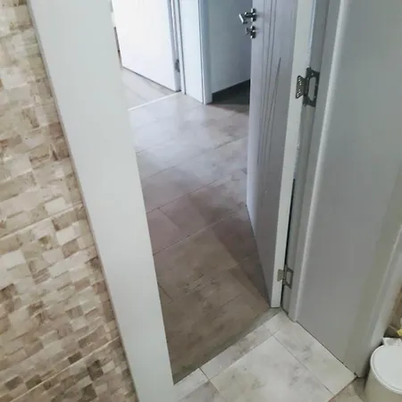 Aleksandar House بيت للعطل